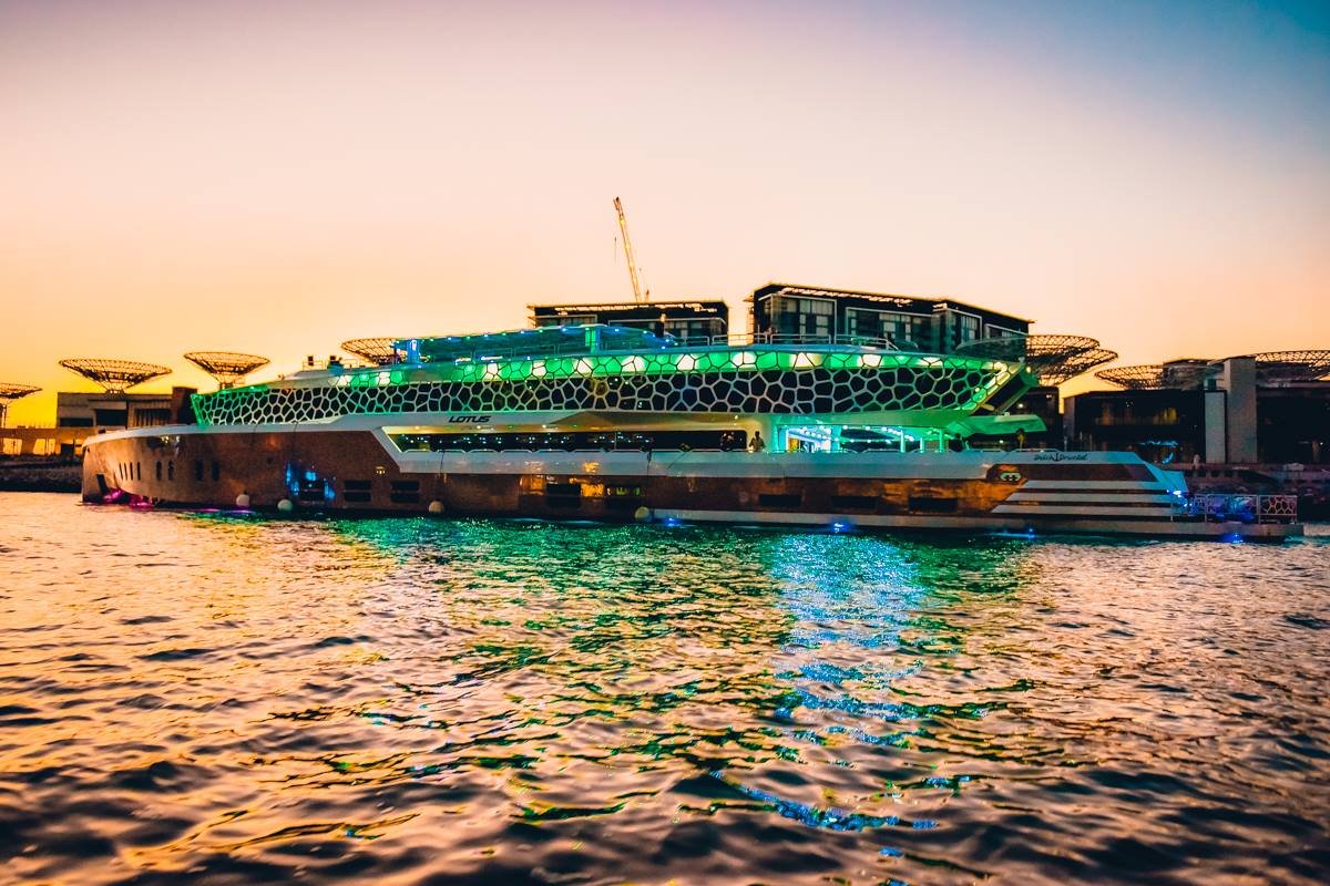 Dubai-Best-marina-cruise-dinner-amanos